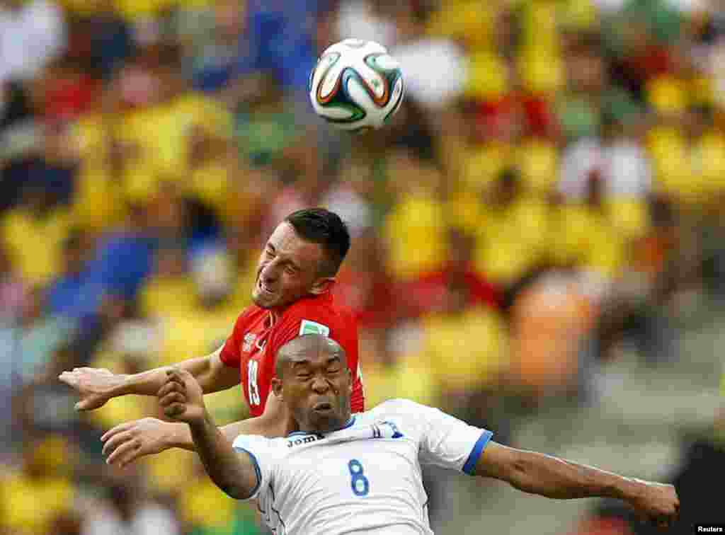 سوئٹزیرلینڈ کے جوزف ڈی مک اور ہونڈوراس کے ولسن پالسیوس برازیل فٹ بال ورلڈکپ میں ایک دوسرے کے مدّمقابل