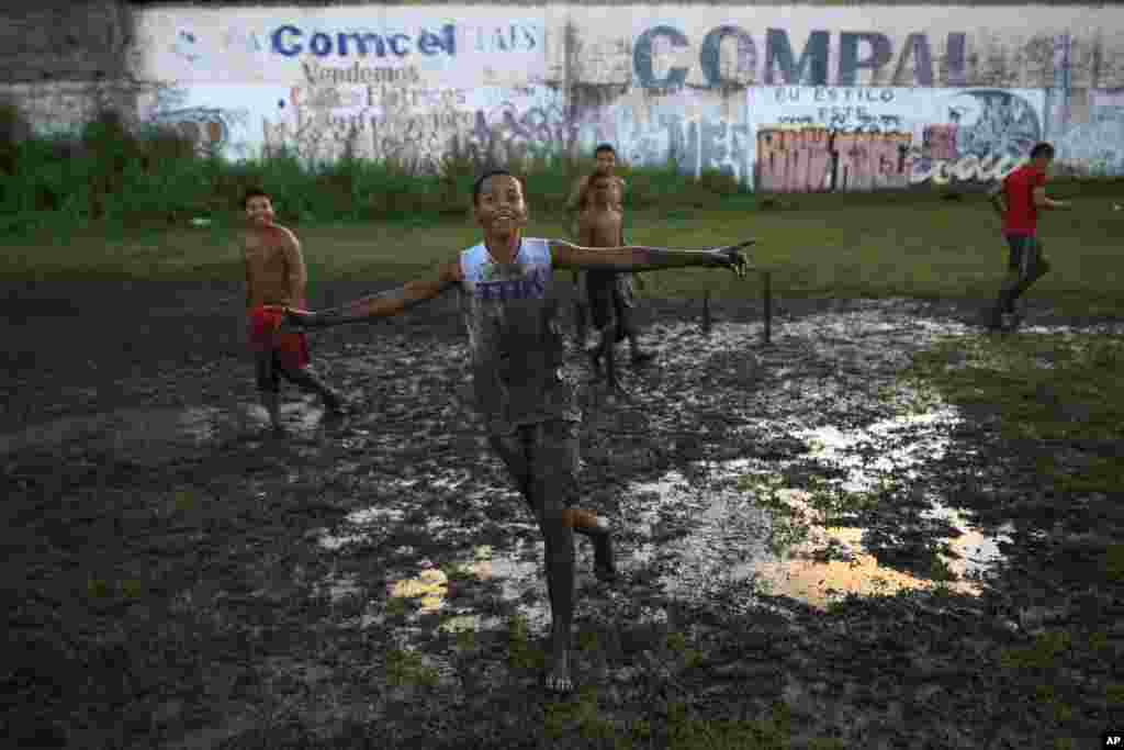 Бразильські діти грають у футбол.