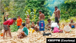 Sejumlah pengungsi di Kais Darat, Papua. (Foto: Courtesy/KMSPPM)