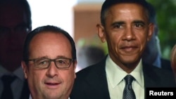 Presidente francês Francois Hollande (esq.) Barack Obama, Presidente americano (atrás) 