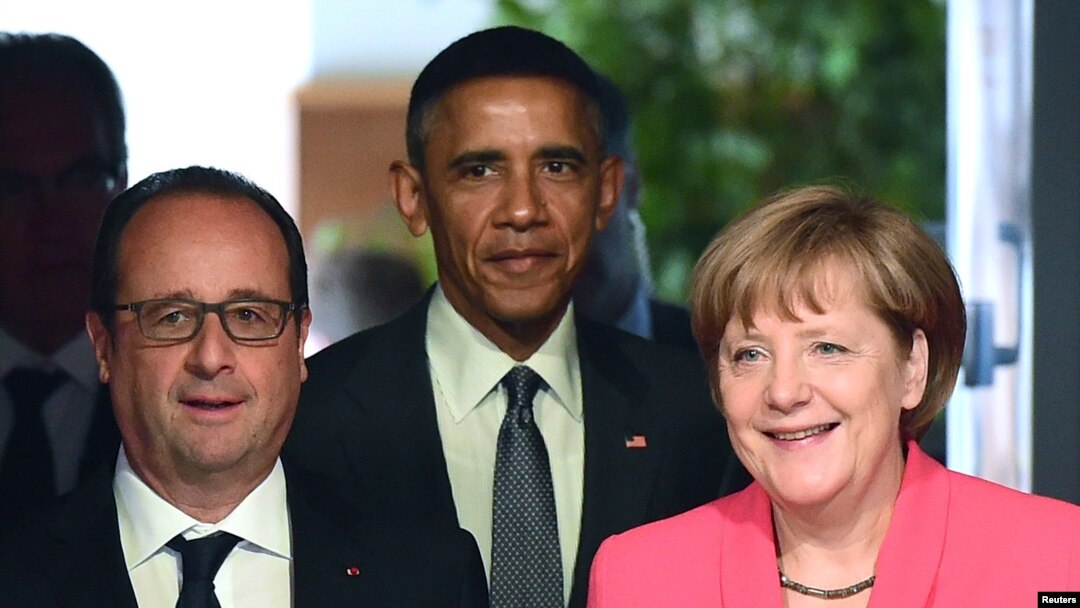 Presiden Perancis Francois Hollande (kiri), Presiden AS Barack Obama dan Kanselir Jerman Angela Merkel dalam KTT G7 di Kruen, Jerman (8/6). (Reuters/John Macdougall)