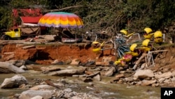 Puing-puing bangunan akibat terjangan badai Helene terlihat di wilayah Chimney Rock, North Carolina, pada 2 Oktober 2024. (Foto: AP/Mike Stewart)