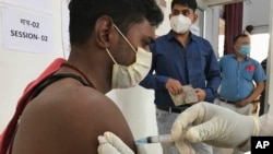 واکسیناسیون مردی در هند با واکسن کووید۱۹ استرازنکا - شنبه ۱۰ آوریل ۲۰۲۱