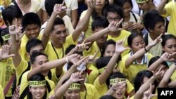 Học sinh Philippines tham gia cuộc diễu hành kỷ niệm 25 năm cuộc Cách Mạng Sức Mạnh Nhân Dân lật đổ nhà độc tài lâu đời Ferdinand Marcos tại Manila, ngày 25/2/2011