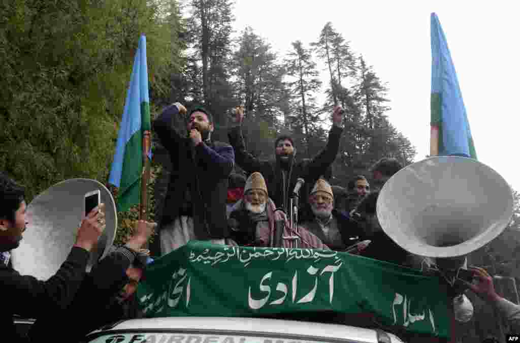 وہ بھارت کے زیرِ انتطام&nbsp; کشمیر میں ریاست کے پاکستان کے ساتھ الحاق کا مطالبہ کرنے والے سب سے نمایاں کشمیری لیڈر تھے۔