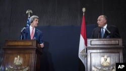 Menteri Luar Negeri AS John Kerry bersama Menteri Luar Negeri Mesir Sameh Shoukry dalam konferensi pers gabungan di Kairo (13/9).