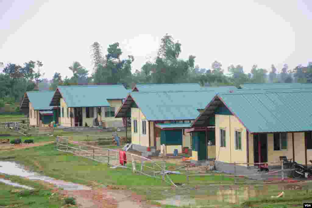 ၿမိဳတုိင္းရင္းသားလူမ်ဳိးမ်ားအတြက္ ပဲခူးတုိင္းအစိုးရအဖြဲ႔က လွဴဒါန္းတဲ့ အိမ္ယာမ်ား (ဓာတ္ပံု- ထက္ေအာင္ခန္႔)
