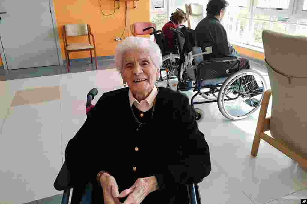 En esta foto tomada el 6 de abril de 2020, Ada Zanusso, de 103 años, posa en el hogar de ancianos &quot;Maria Grazia&quot; en Lessona, en el norte de Italia, después de recuperarse de la infección de la COVID-19 y ser dada de alta en el hospital donde fue tratada.