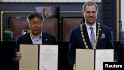 捷克首都布拉格市长贺瑞卜和台北市长柯文哲在布拉格签署正式缔结为姐妹城市的协议。（2020年1月13日）