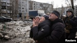 واکنش یک زن اوکراینی به نجات برادرش از ساختمانی که بر اثر حمله موشکی روسیه به شدت آسیب دیده است. پوکرووسک، اوکراین - ۱۵ فوریه ۲۰۲۳