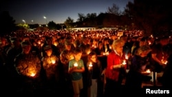 民众在拉斯维加斯为枪击案遇难者举行烛光悼念仪式