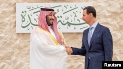 بشار اسد، رئیس جمهوری سوریه (راست) و محمد بن سلمان، ولیعهد عربستان سعودی در نشست سران کشورهای عربی در جده، عربستان سعودی - ۲۹ اردیبهشت ۱۴۰۲