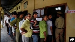 7일 인도의 아삼 북동쪽 디브루거 선거구에서 유권자들이 투표권을 행사하기 위해 줄 서 있다. 