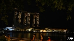 هتل و گردشگاه «مارینا بی سندز» در سنگاپور بعد از خاموش کردن چراغ‌ها به مناسبت «ساعت زمین» (خبرگزاری فرانسه)