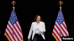 Kamala Harris, candidata presidencial demócrata y vicepresidenta estadounidense, reacciona mientras realiza un mitin de campaña en Savannah, Georgia, EEUU, el 29 de agosto de 2024. 