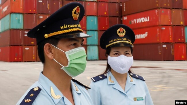 Cán bộ hải quan tại một cảng ở tỉnh Quảng Ninh, Việt Nam (ảnh tư liệu, 13/8/2020). 