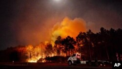 Sebuah trailer traktor milik Dinas Kehutanan negara bagian Florida, terlihat dekat titik panas kebakaran di Walton County, Florida, 6 Mei 2020.