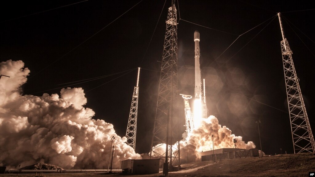 Tên lửa Falcon 9 của SpaceX phóng đi từ Mũi Canaveral, Florida, mang theo vệ tinh "Zuma", 7/1/2018