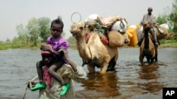 Des déplacés fuyant Boko Haram en passant par le lac Tchad (AP Photo/Jerome Delay)