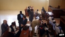 Des avocats et un prévenu de l'arche de Zoé (G) avant une audience au Palais de justice de N'Djamena, le 8 novembre 2007.