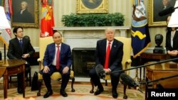 Tổng thống Mỹ Donald Trump tiếp Thủ tướng Việt Nam Nguyễn Xuân Phúc tại Nhà Trắng ở Washington hôm 31/5/2017.