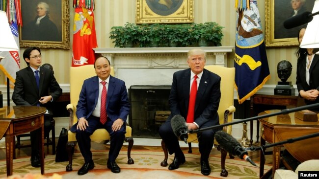 Tổng thống Mỹ Donald Trump tiếp Thủ tướng Việt Nam Nguyễn Xuân Phúc tại Nhà Trắng ở Washington hôm 31/5/2017.