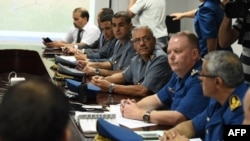 7月24日，阿尔及利亚危机小组在阿尔及尔布迈丁国际机场开会