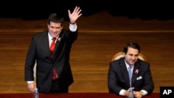 El presidente electo de Paraguay, Horacio Cartes y el presidente saliente Federico Franco.