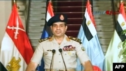 Načelnik generalštaba egipatske vojske, general Abdel Fatah al Sisi objavljuje u govoru na televiziji saopštenje o smenjivanju predsednika Mohameda Morsija i suspendovanju ustava, Kairo, 3. jul 2013.