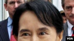 Aktivis partai Liga Nasional untuk Demokrasi memperingati HUt ke-65 Aung San Suu Kyi.