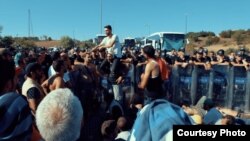 هوای سرد و یخ بستن بخش&zwnj;هایی از آبشار نیاگارا در مرز میان ایالات متحده و کانادا مناظر دیدنی را به وجود آورده است و شمار زیادی از گردشگران برای تفریح به این ساحه سفر می&zwnj;کنند.