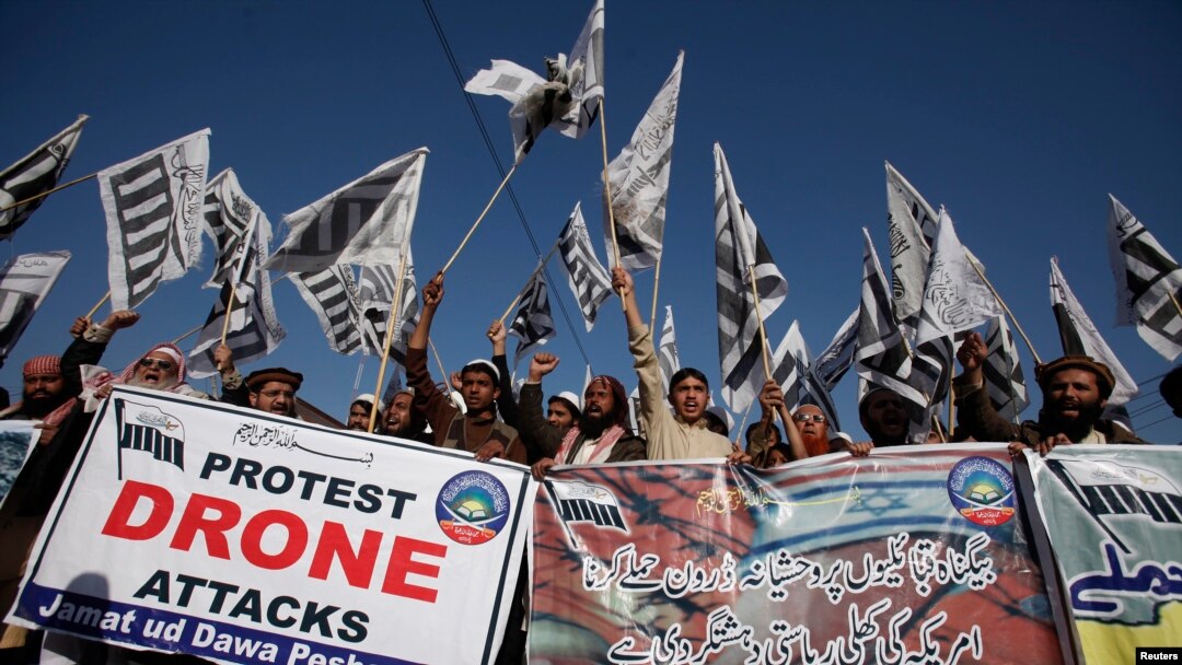 Demonstran di Pakistan memprotes serangan pesawat tak berawak AS. (Reuters/Fayaz Aziz)
