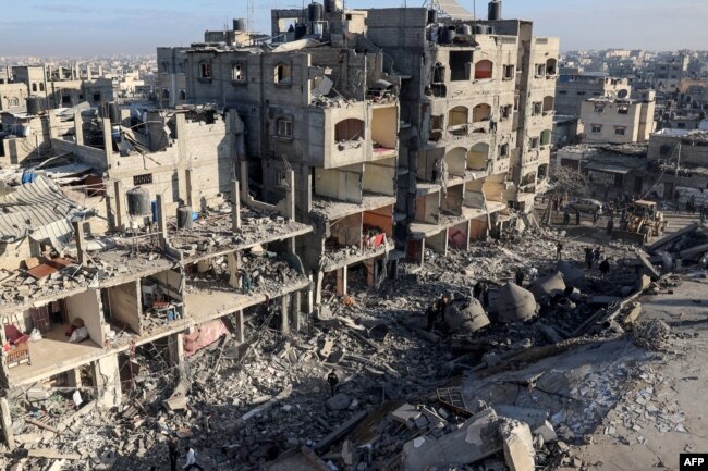 Ataques israelies alcanzaron Rafah 2 Una vista general muestra el edificio destruido y los escombros de la mezquita de al-Faruq el 22 de febrero de 2024, tras un ataque aéreo israelí nocturno en el campo de refugiados de Rafah, en el sur de la Franja de Gaza. (Foto de SAID KHATIB / AFP)