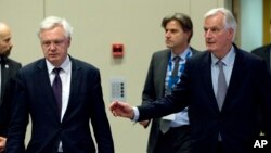 David Davis, le ministre britannique chargé du Brexit (à gauche), et Michel Barnier, négociateur en chef pour le Brexit, au siège de l'UE à Bruxelles, en Belgique, le 4 décembre 2017.