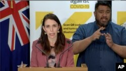 저신다 아던(왼쪽) 뉴질랜드 총리가 17일 수도 웰링턴에서 신종 코로나바이러스 감염증 관련 기자회견을 진행하고 있다.