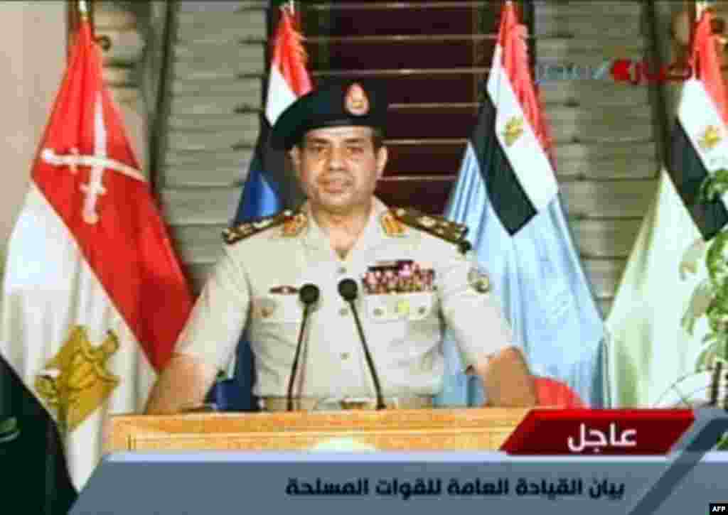 Tổng tư lệnh quân đội Ai Cập Abdel Fatah al-Sisi phát biểu trên truyền hình nhà nước về lộ trình cho tương lai chính trị của Ai Cập, 3 tháng 7, 2013. (Egyptian TV photo) 