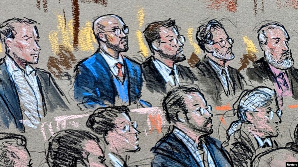 法庭素描画显示极右翼激进组织骄傲男孩的成员，包括创始人塔里克坐在华盛顿联邦地区法院的法庭内，听到他们被裁定犯有串谋煽动叛乱罪。(2023年5月4日)(photo:VOA)