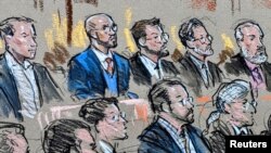 法庭素描畫顯示極右翼激進組織驕傲男孩的成員，包括創始人塔里克坐在華盛頓聯邦地區法院的法庭內，聽到他們被裁定犯有串謀煽動叛亂罪。(2023年5月4日)
