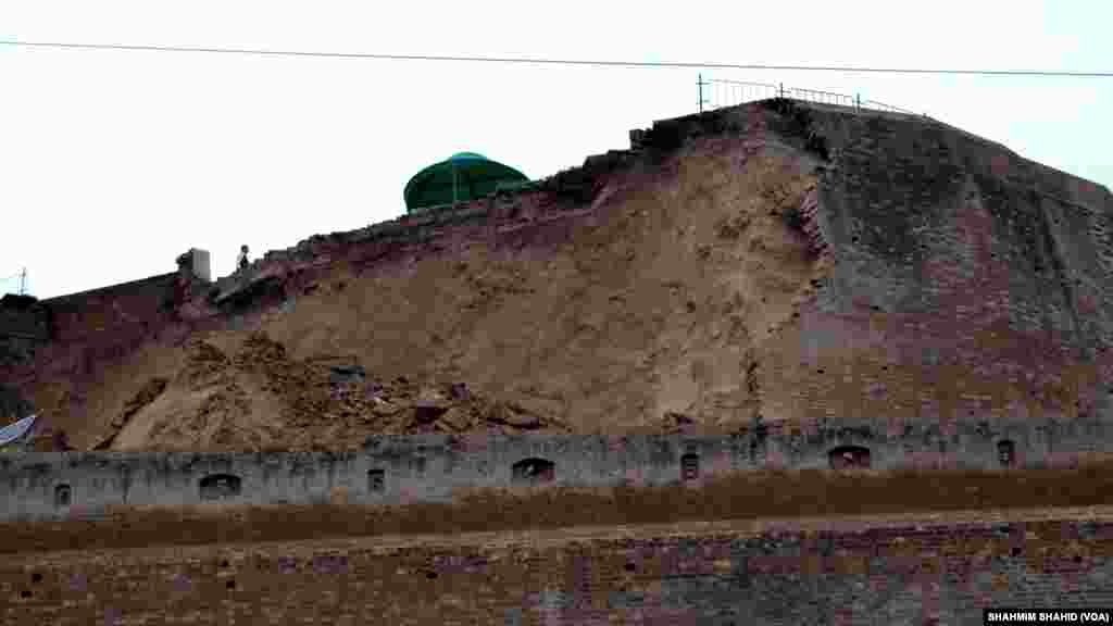 A wall of a fort used by security forces was damaged by the 7.5-magnitude earthquake, in Peshawar, Pakistan, Oct. 26, 2015.&nbsp; 