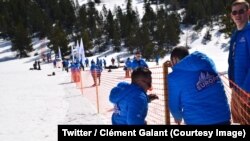 Une centaine de militants de Génération identitaire (GI, extrême droite) bloquent le col de l'Echelle, point de passage de migrants dans les Alpes françaises, France, 21 avril 2018. (Twitter/Clément Galant) 