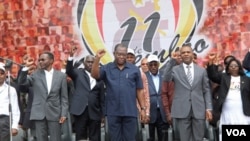 Vice-presidente angolano, Manuel Vicente, ao centro, nas comemorações do Dia da Independência, no Namibe, a 11 de Novembro de 2012 (VOA / Armando Chicoca)