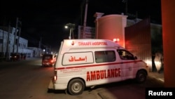 Sebuah ambulan membawa korban cedera dari serangan kelompok militan al-Shabab di sebuah hotel, tiba di Rumah Sakit Shaafi di Mogadishu, Somalia, 10 Desember 2019. 