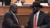 La présidente du Sud-Soudan Salva Kiir (à droite) et son ancien vice-président, le chef des rebelles Riek Machar (à gauche), se serrent la main à Addis-Abeba, le 12 septembre 2018.