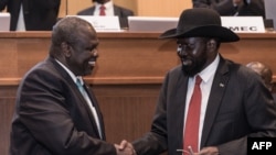 La présidente du Sud-Soudan Salva Kiir (à droite) et son ancien vice-président, le chef des rebelles Riek Machar (à gauche), se serrent la main à Addis-Abeba, le 12 septembre 2018.