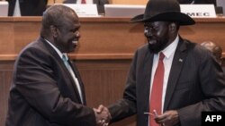 La présidente du Sud-Soudan Salva Kiir (à droite) et son ancien vice-président, le chef des rebelles Riek Machar (à gauche), se serrent la main à Addis-Abeba, le 12 septembre 2018.