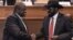 La présidente du Sud-Soudan Salva Kiir (à droite) et son ancien vice-président, le chef des rebelles Riek Machar (à gauche), se serrent la main à Addis-Abeba, le 12 septembre 2018.