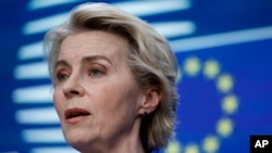 ARCHIVO - La presidenta de la Comisión Europea, Ursula von der Leyen, se dirige a una conferencia de prensa en Bruselas, el jueves 19 de diciembre de 2024. 