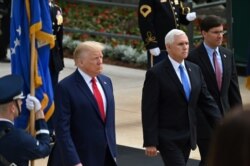 El presidente Donald Trump, junto al vicepresidente Mike Pence y el secretario de Defensa, Mark Esper, llegan al Cementerio Nacional de Arlington, Virginia, para acto del Memorial Day.