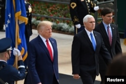 El presidente Donald Trump, junto al vicepresidente Mike Pence y el secretario de Defensa, Mark Esper, llegan al Cementerio Nacional de Arlington, Virginia, para acto del Memorial Day.