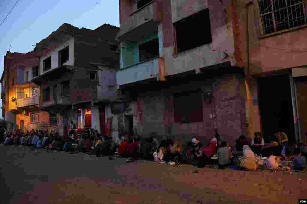 The Confederation of Public Workers' Unions of Turkey organized a large outdoor iftar dinner in Sur, Diyarbakir, Turkey, June 6, 2017. (Mahmut Bozarslan/VOA)